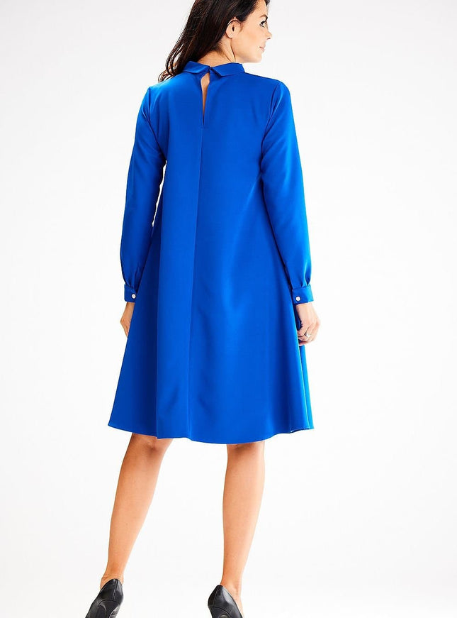 Robe bleue midi chic pour femme enceinte avec manches longues, idéale pour soirée habillée ou événements spéciaux.