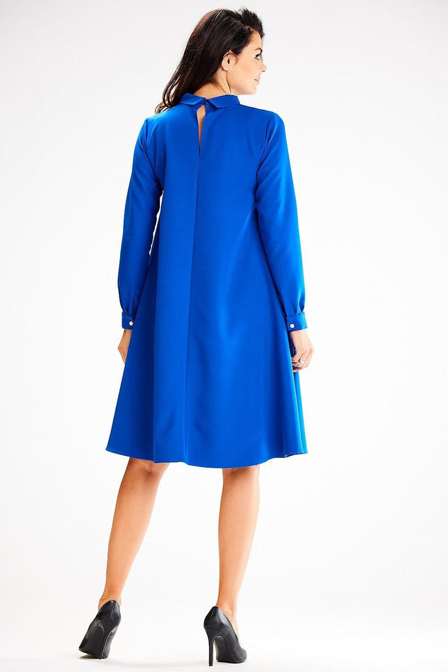 Robe bleue midi chic pour femme enceinte avec manches longues, idéale pour soirée habillée ou événements spéciaux.