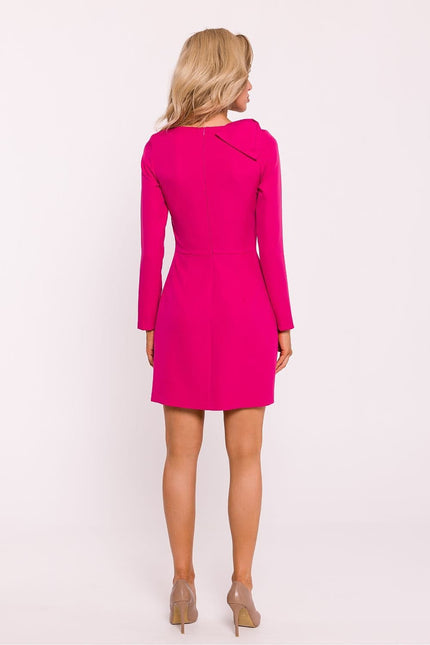 Robe cocktail fuchsia midi à manches longues et dos nu pour soirée chic ou événement élégant.