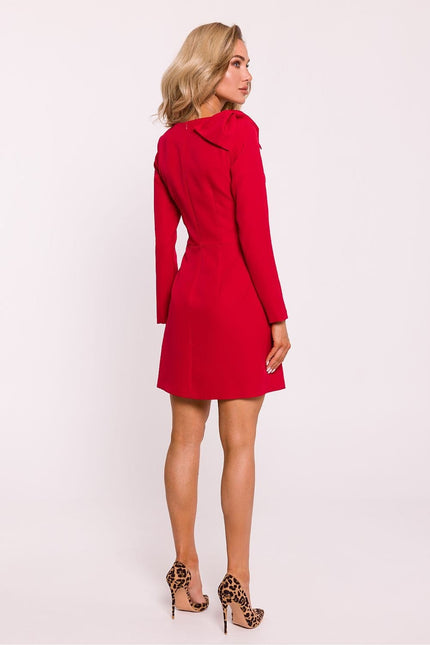 Robe rouge courte chic pour soirée avec manches longues, idéale pour cocktail ou événement.