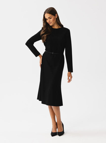 Robe noire chic midi à manches longues, idéale pour cocktail ou soirée, silhouette droite et élégante.