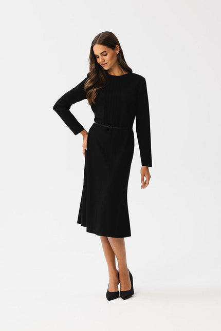 Robe noire chic midi à manches longues, idéale pour cocktail ou soirée, silhouette droite et élégante.