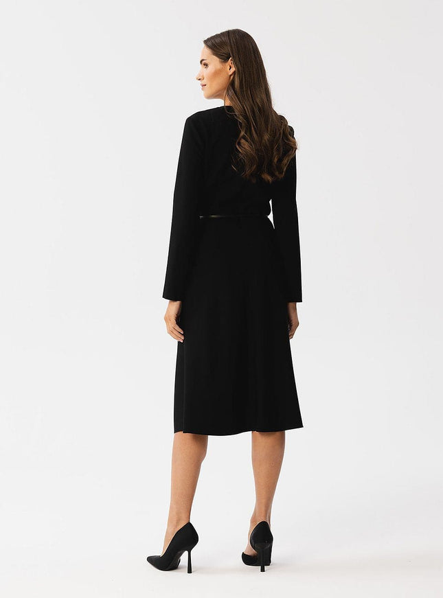 Robe noire chic midi à manches longues, idéale pour cocktail ou soirée élégante.