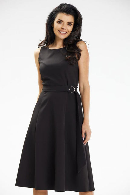 Robe cocktail noire midi chic et épurée sans manches avec ceinture, idéale pour événements.