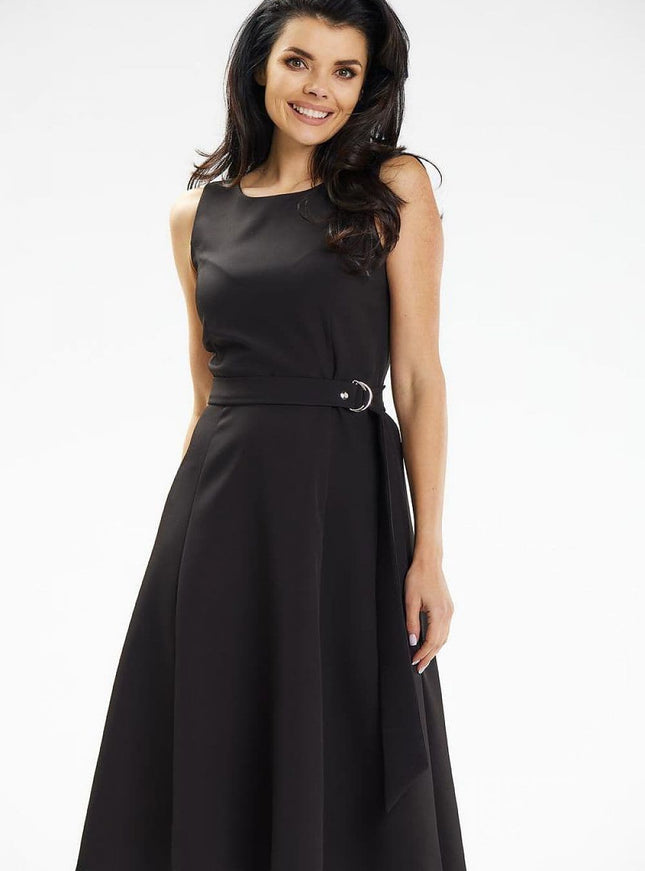 Robe cocktail noire midi chic et épurée sans manches avec ceinture, idéale pour événements.