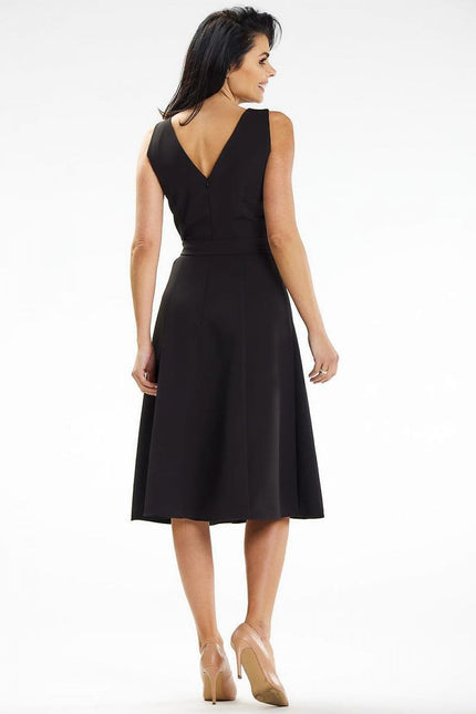 Robe cocktail noire midi sans manches élégante, idéale pour événements formels ou soirées chic, coupe flatteuse pour toutes les silhouettes.