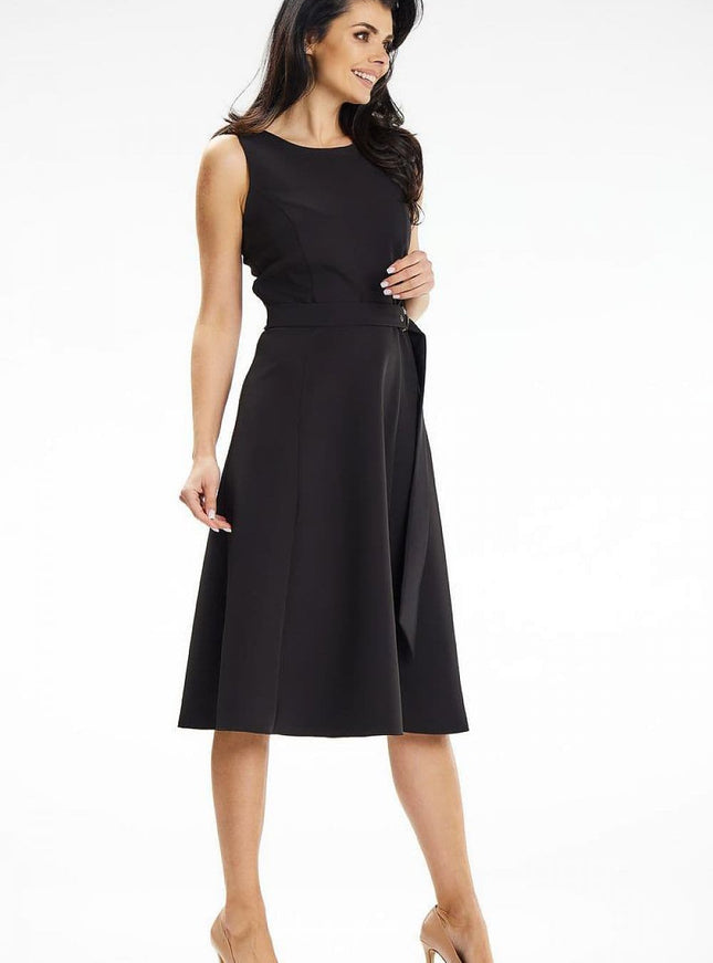 Robe cocktail noire midi sans manches pour femme, silhouette droite et élégante pour soirées et événements spéciaux.