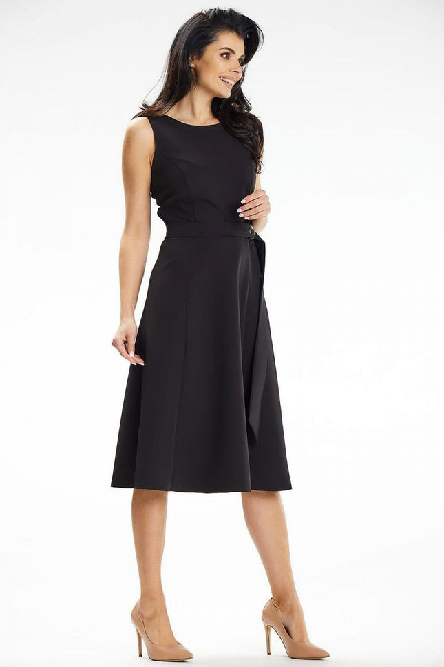 Robe cocktail noire midi sans manches pour femme, silhouette droite et élégante pour soirées et événements spéciaux.