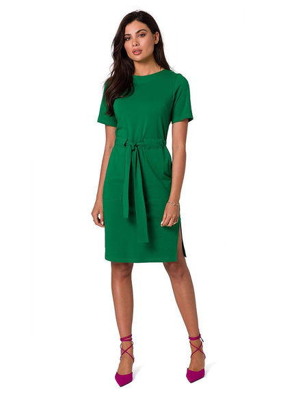 Robe verte midi chic pour soirée, à manches courtes et ceinture ajustable, silhouette droite élégante et confortable.