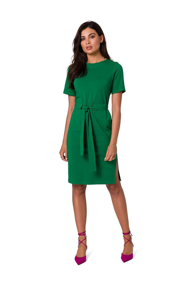 Robe verte midi chic pour soirée, à manches courtes et ceinture ajustable, silhouette droite élégante et confortable.