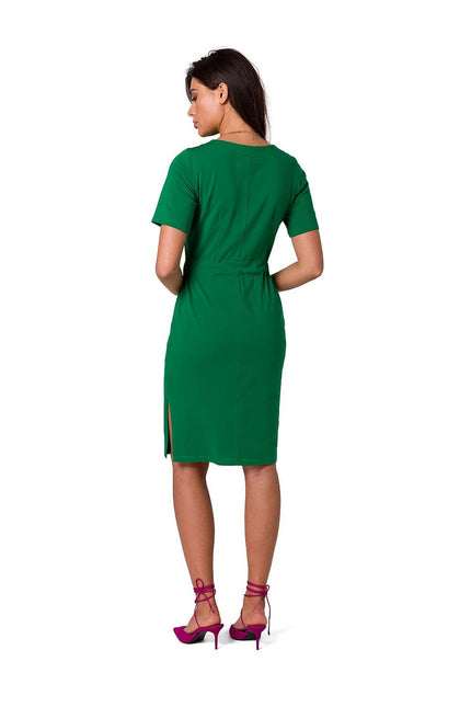 Robe verte midi chic pour soirée, silhouette droite, manches courtes, idéale pour cocktail ou événement d'entreprise.