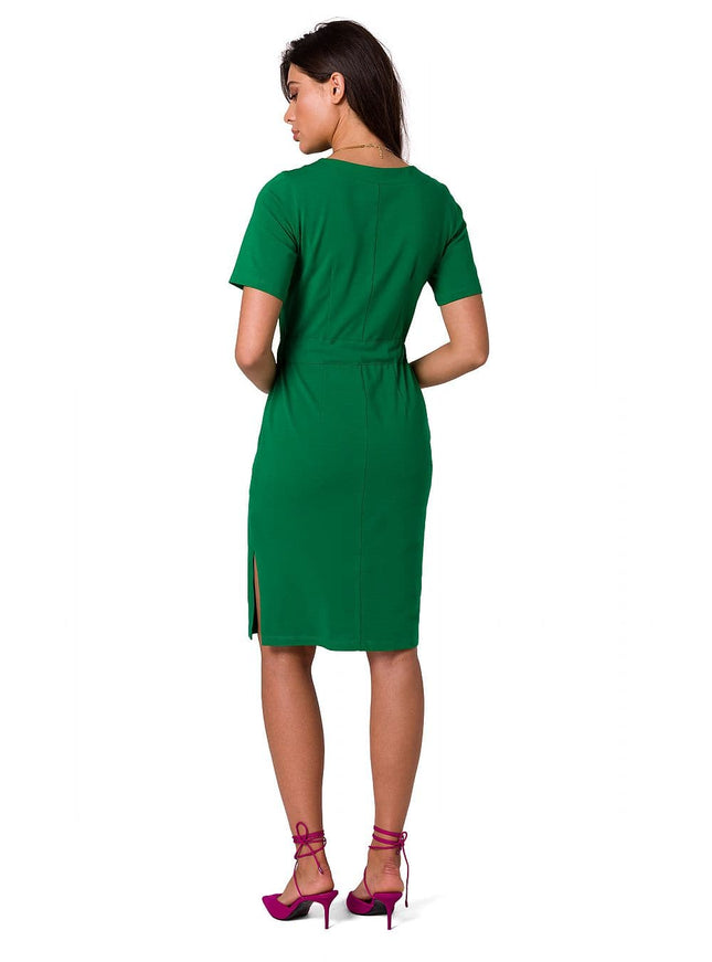 Robe verte midi chic pour soirée, silhouette droite, manches courtes, idéale pour cocktail ou événement d'entreprise.