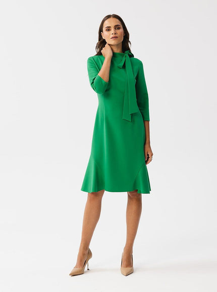 Robe cocktail verte midi à manches longues et col lavallière pour événements chic.