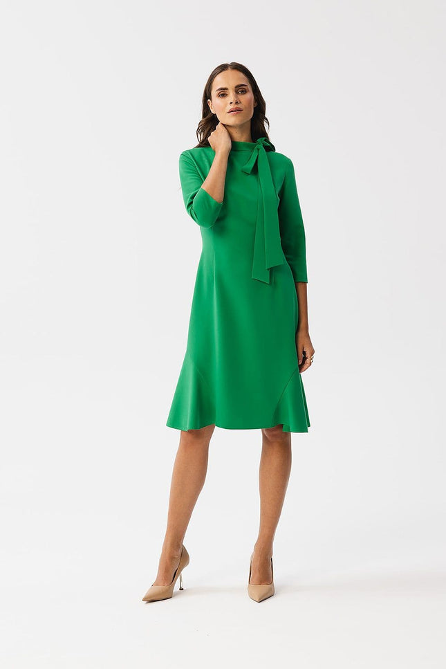 Robe cocktail verte midi à manches longues et col lavallière pour événements chic.