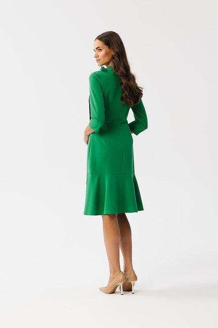 Robe cocktail verte midi à manches longues et col montant, élégante pour événements formels ou soirées.