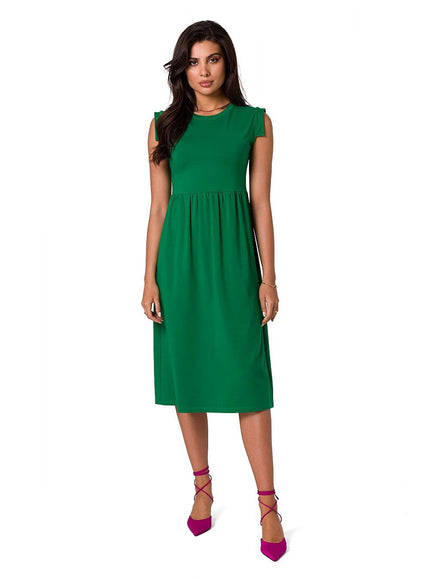 Robe verte midi sans manches style casual chic idéale pour sorties ou événements décontractés.