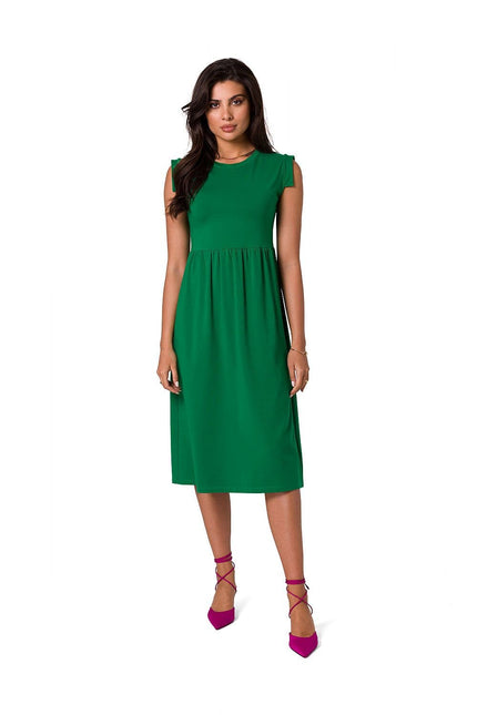 Robe verte midi sans manches style casual chic idéale pour sorties ou événements décontractés.