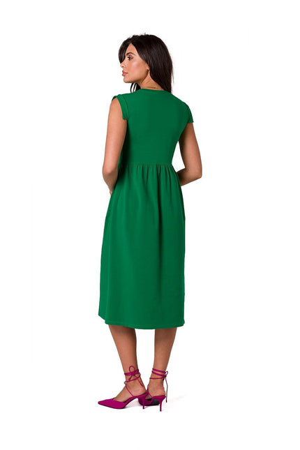 Robe verte midi casual chic, parfaite pour un événement ou une soirée, avec manches courtes et silhouette droite, idéale pour un look tendance.