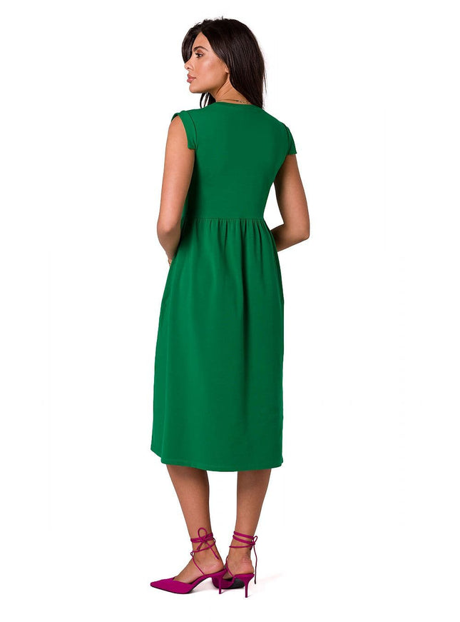 Robe verte midi casual chic, parfaite pour un événement ou une soirée, avec manches courtes et silhouette droite, idéale pour un look tendance.