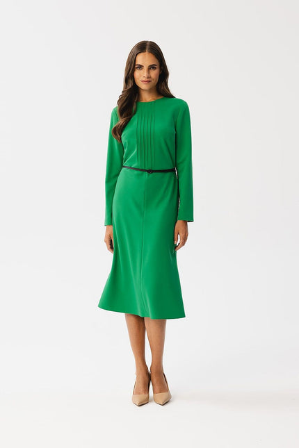 Robe verte chic midi à manches longues idéale pour cocktail ou évènement professionnel.