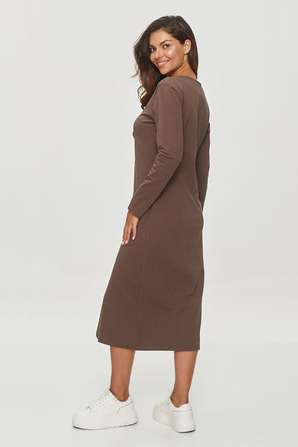 Robe marron midi décontractée à manches longues pour une tenue casual et simple.