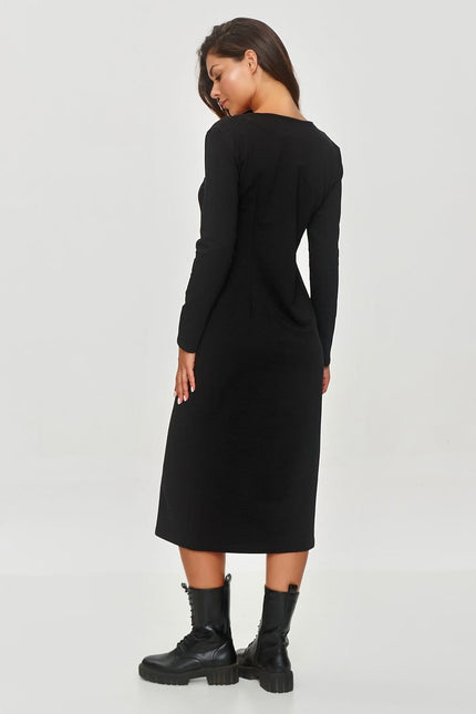 Robe noire simple, manches longues, midi, pour soirée ou travail, silhouette droite et confortable.