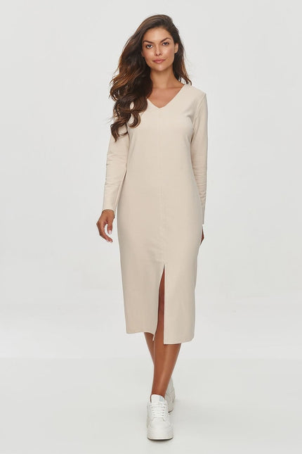 Robe beige midi casual avec manches longues et fente pour femme, adaptée pour une soirée simple ou un événement décontracté.