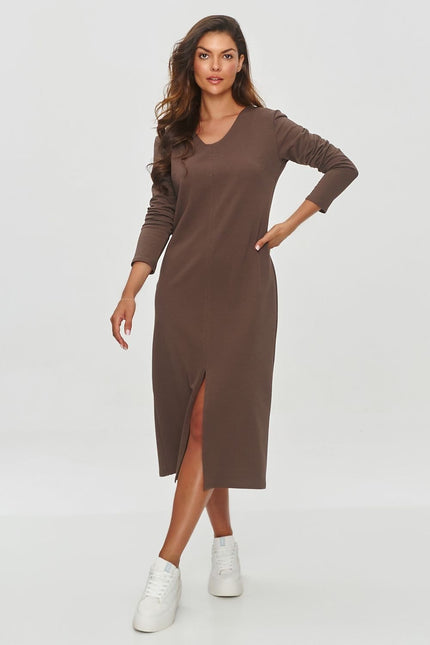 Robe marron simple midi à manches longues pour un style casual et décontracté, idéale pour la saison automnale.