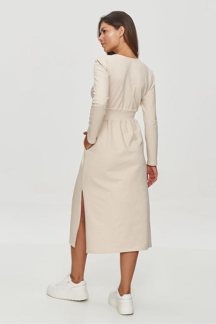 Robe beige élégante midi avec manches longues pour cocktail ou soirée femme, style chic et sobre.