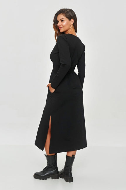 Robe noire midi soirée chic manches longues fendue pour femme élégante et tendance.