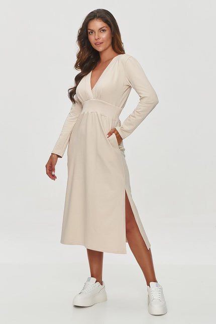 Robe beige midi chic avec manches longues et décolleté pour cocktail ou soirée simple.