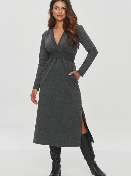 Robe noire midi à manches longues et col en V, style décontracté et chic, idéale pour cocktail ou soirée.