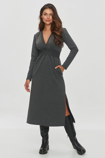 Robe noire midi à manches longues et col en V, style décontracté et chic, idéale pour cocktail ou soirée.