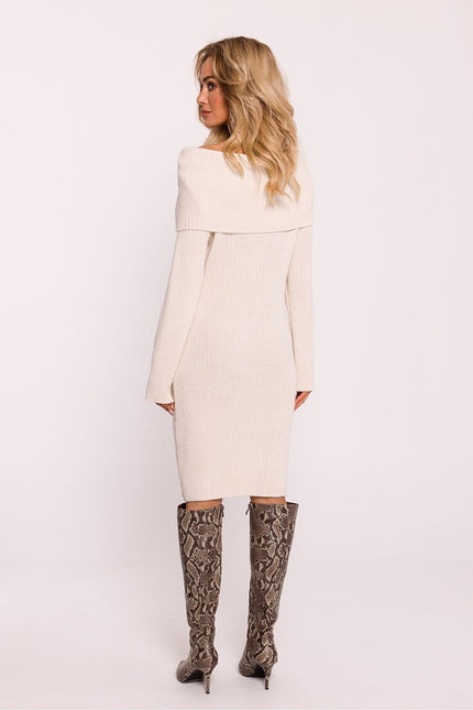 Robe pull beige midi à manches longues pour un look casual et confortable.