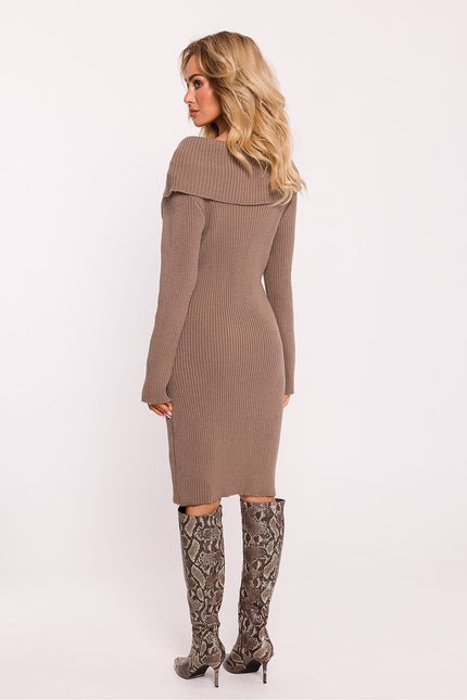 Robe pull beige moulante à manches longues pour soirée casual et hiver femme.