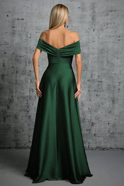 Robe invitée de mariage verte longue avec épaules dénudées, élégante pour gala et cérémonies, style empire et fluide.