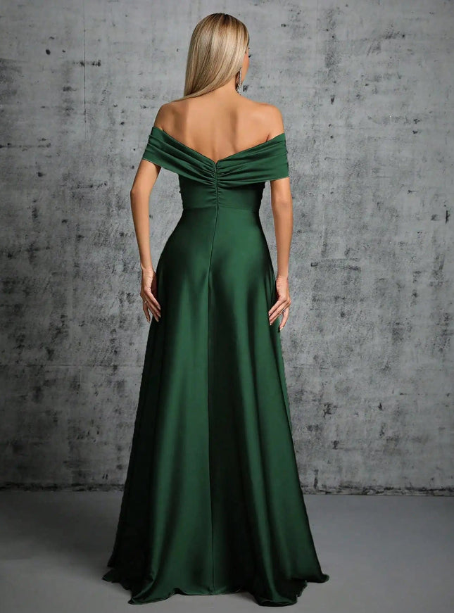 Robe invitée de mariage verte longue avec épaules dénudées, élégante pour gala et cérémonies, style empire et fluide.