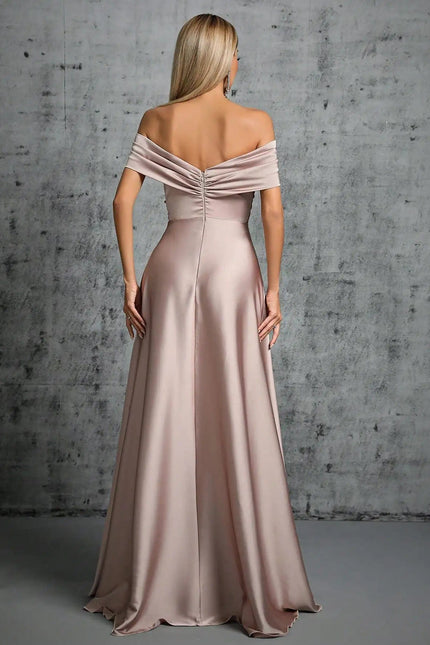 Robe taupe longue chic pour mariage invité avec épaules dénudées et silhouette évasée, parfaite pour une soirée élégante.