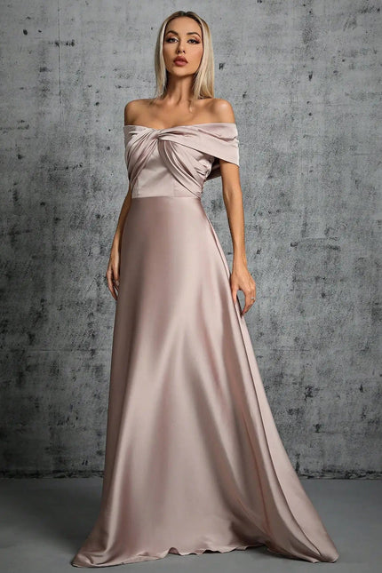 Robe invitée de mariage taupe longue à épaules dénudées et jupe fluide pour une allure élégante et chic.