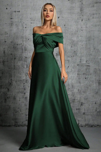 Robe verte longue style soirée chic pour mariage invité avec épaules dénudées et silhouette droite.