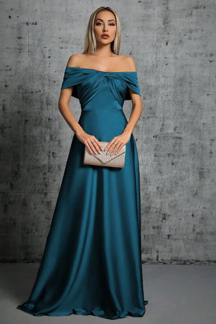 "Robe invitée de mariage bleue longue avec épaules dénudées et silhouette princesse pour soirée chic."