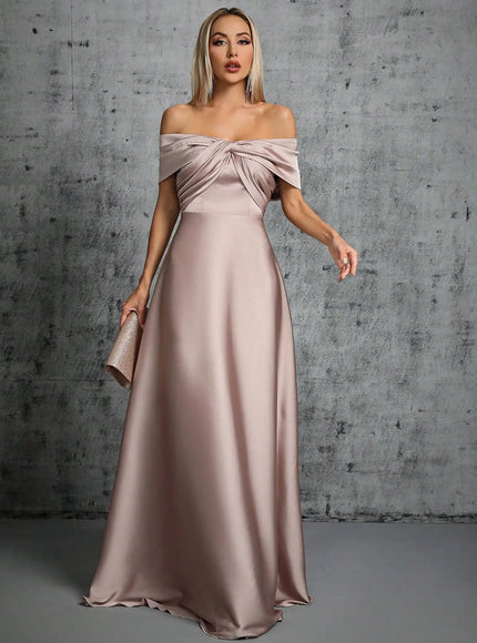 Robe invitée mariage taupe longue chic avec épaules dénudées et silhouette trapèze, parfaite pour soirée élégante.