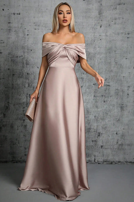 Robe invitée mariage taupe longue chic avec épaules dénudées et silhouette trapèze, parfaite pour soirée élégante.