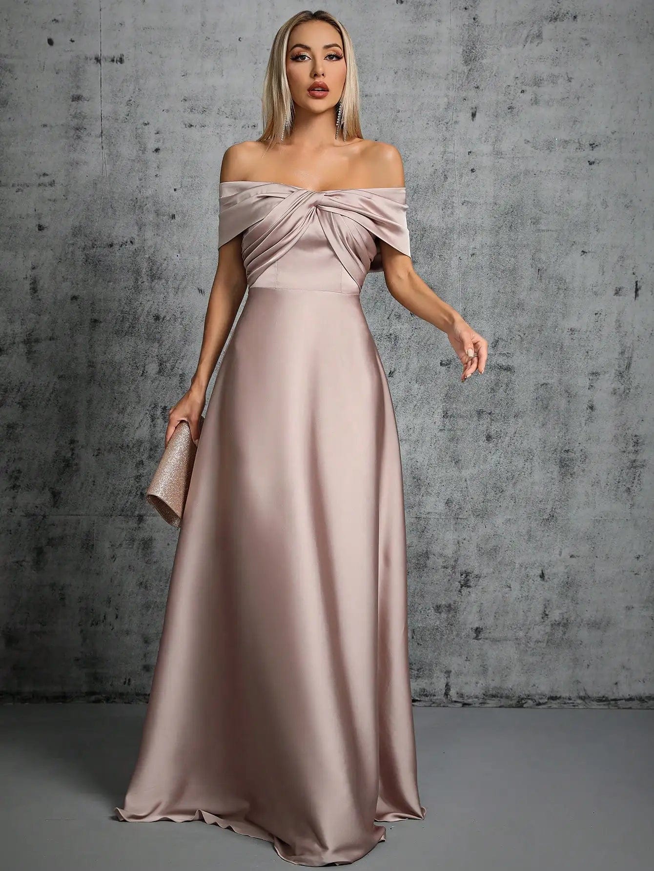 Robe invitée de mariage taupe avec épaules dénudées