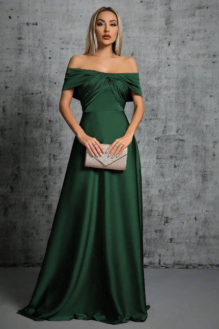 Robe invitée mariage verte longue épaules dénudées style chic et élégant pour soirée ou événement formel.