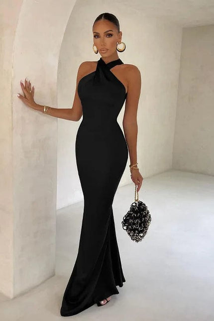 Robe de soirée chic noire longue pour mariage invité avec encolure halter et silhouette moulante.