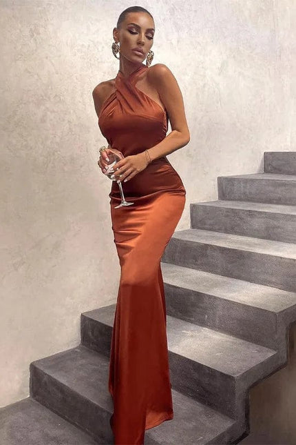 Robe invitée de mariage terracotta chic, longue, épaule dénudée pour une allure élégante et raffinée.