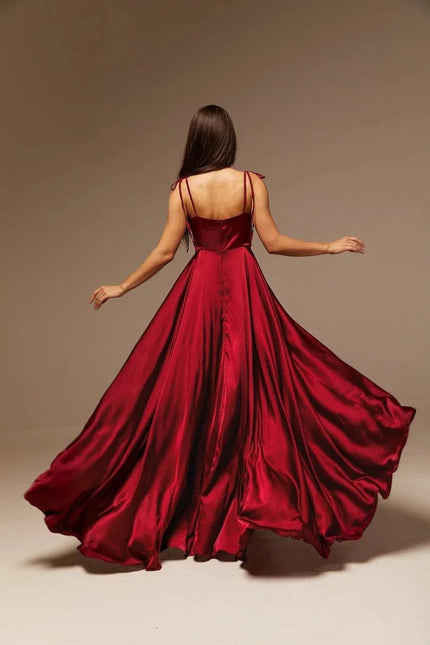 Robe longue rouge pour invité de mariage, style chic avec silhouette droite et sans manches, idéale pour une soirée élégante.