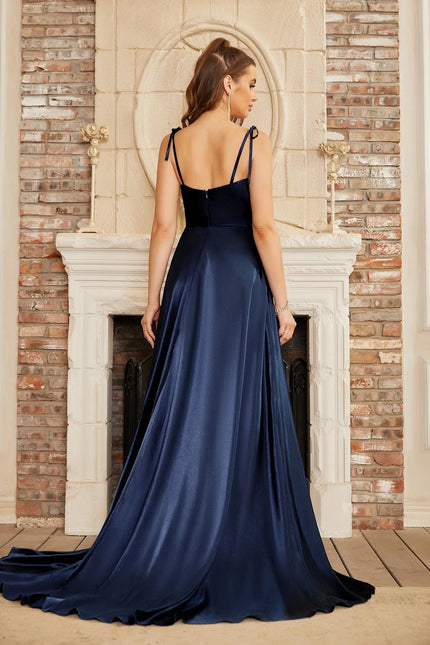 Robe invitée de mariage longue en satin bleu, élégante avec fines bretelles et dos nu pour un look chic et raffiné.