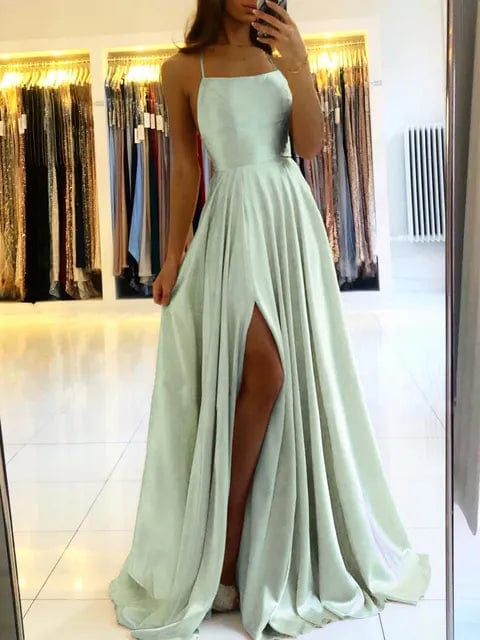 Robe de soirée chic longue vert sauge sans manches avec fente pour mariage invité.